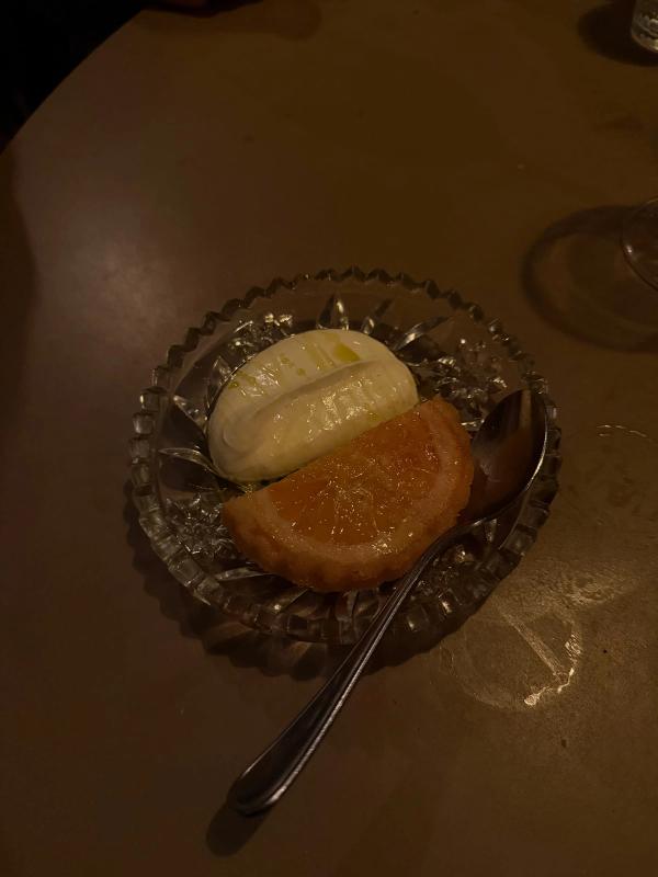 Citronskiva och syltlök i skål av pressat glas, Diket