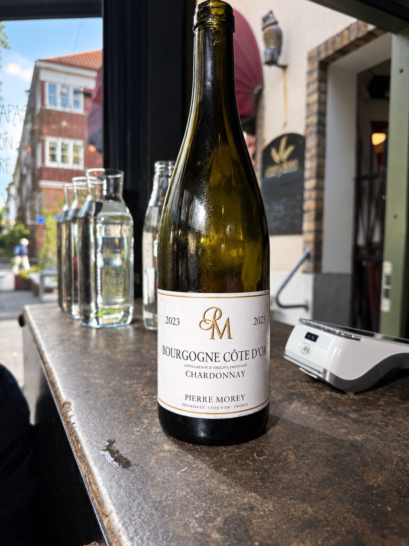 Flaska vit bourgogne på bardisken mot fönstret, Tapasbaren i Majorna