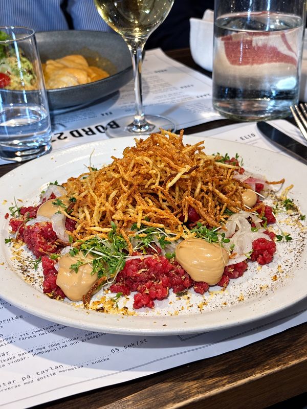 Råbiff med strimlad friterad potatis och krasse, Bord 27