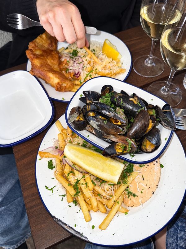 Musslor, pommes och remoulad med citron på bordet, Hasselssons