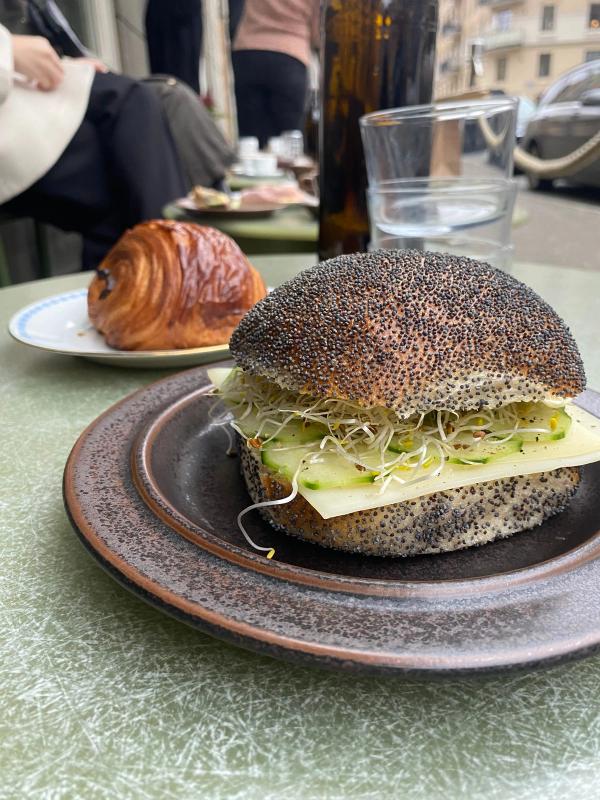 Fralla med vallmofrön, ost, gurka och groddar på keramiktallrik, Borgskogs