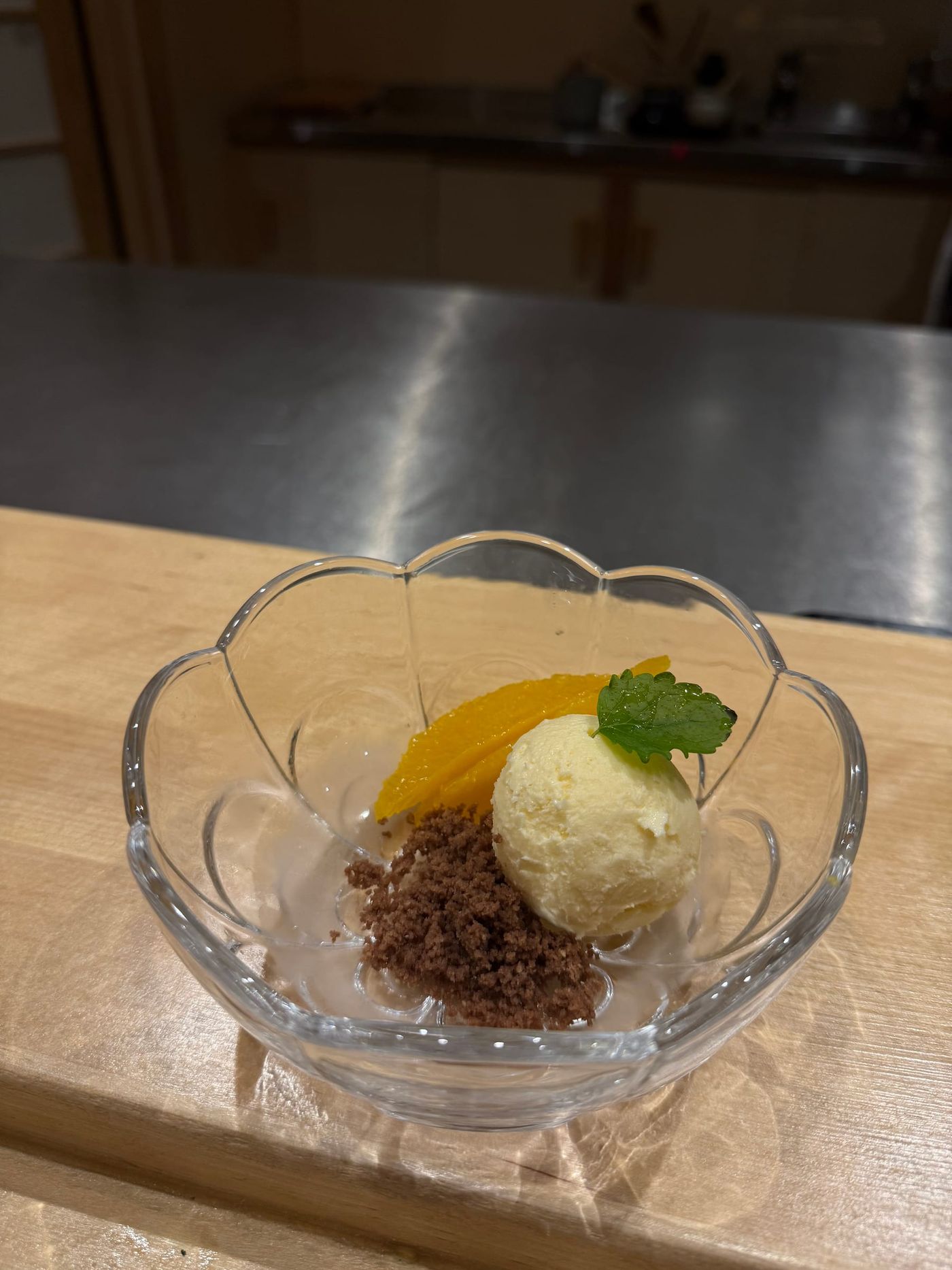 Glass med apelsin och mörka smulor i räfflad glasskål, Koizen Omakase