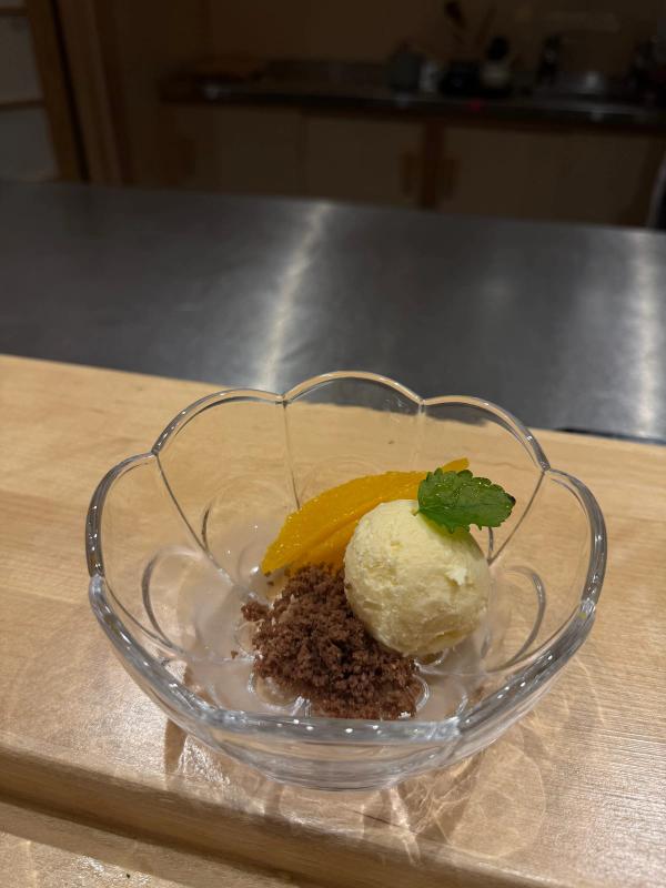 Glass med apelsin och mörka smulor i räfflad glasskål, Koizen Omakase