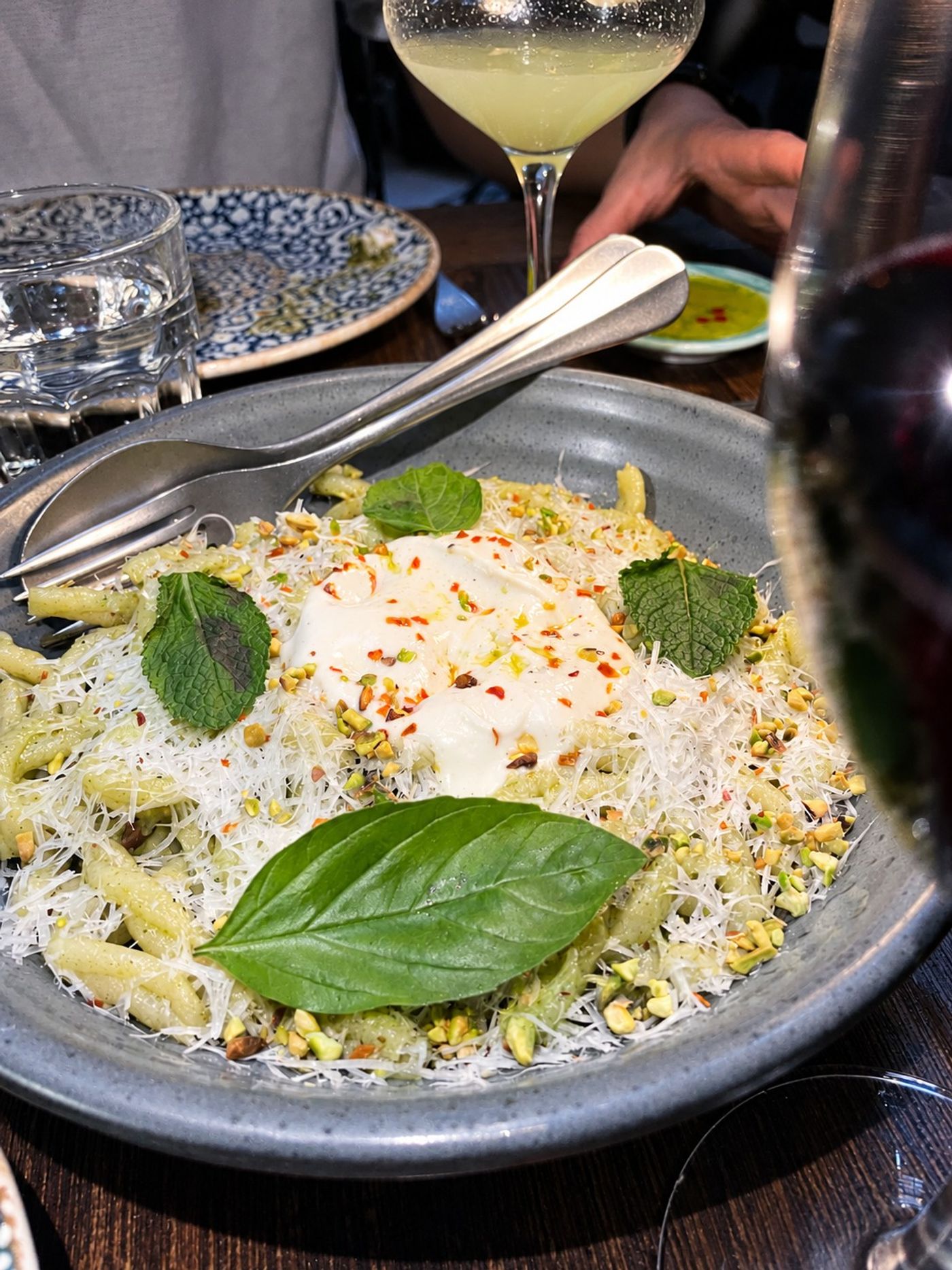 Pasta med riven ost, pistage och burrata i stor skål, Tavolo