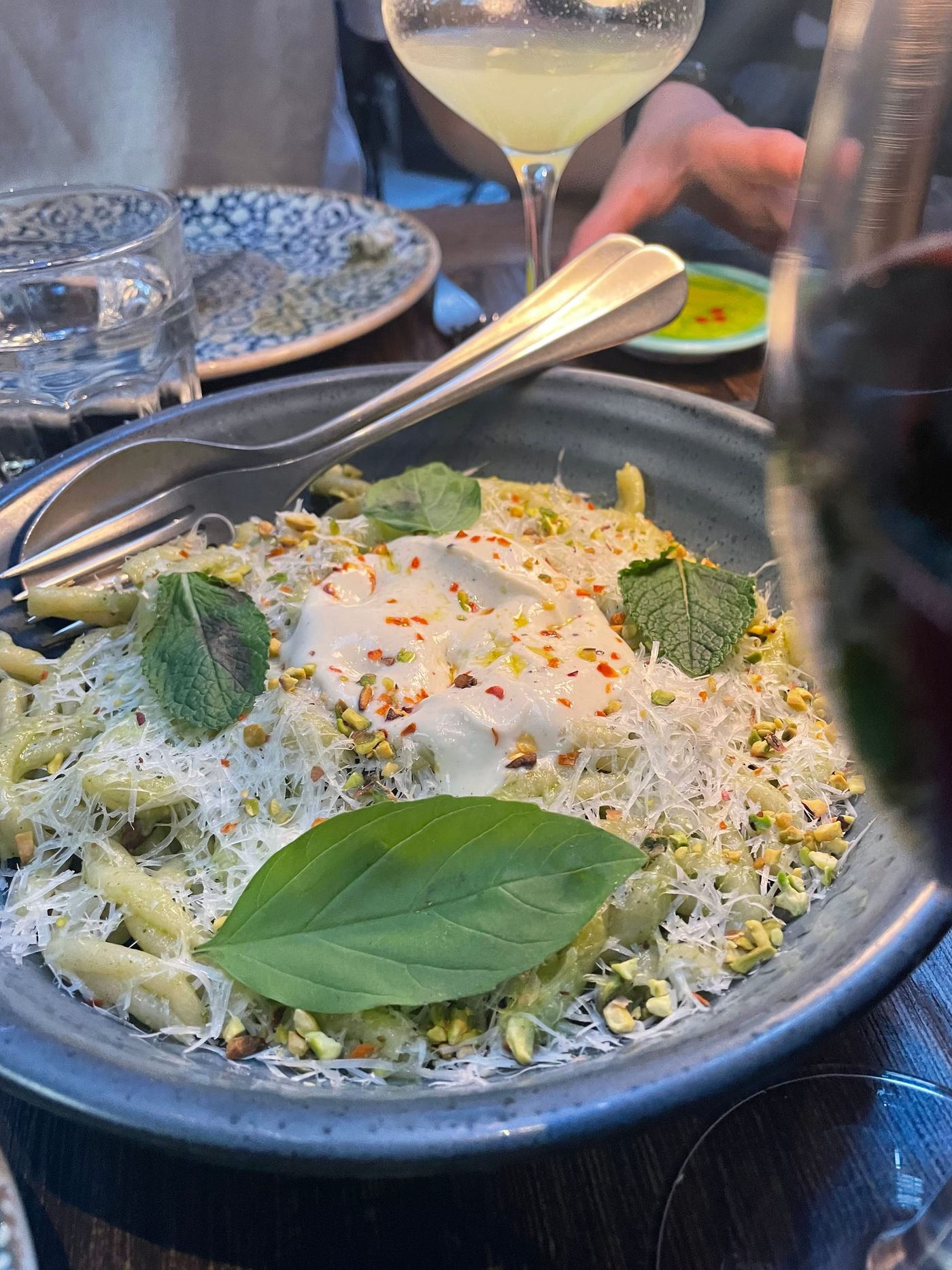 Pasta med riven ost, pistage och burrata i stor skål, Tavolo
