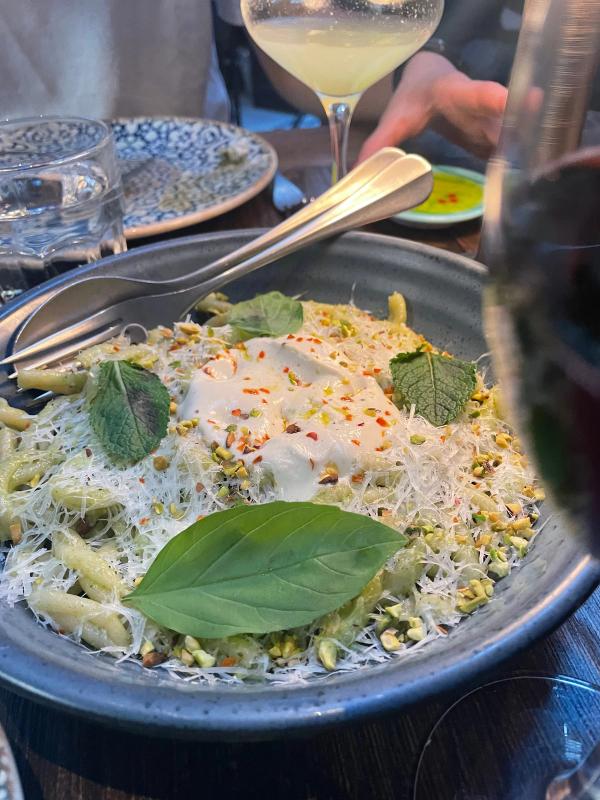 Pasta med riven ost, pistage och burrata i stor skål, Tavolo