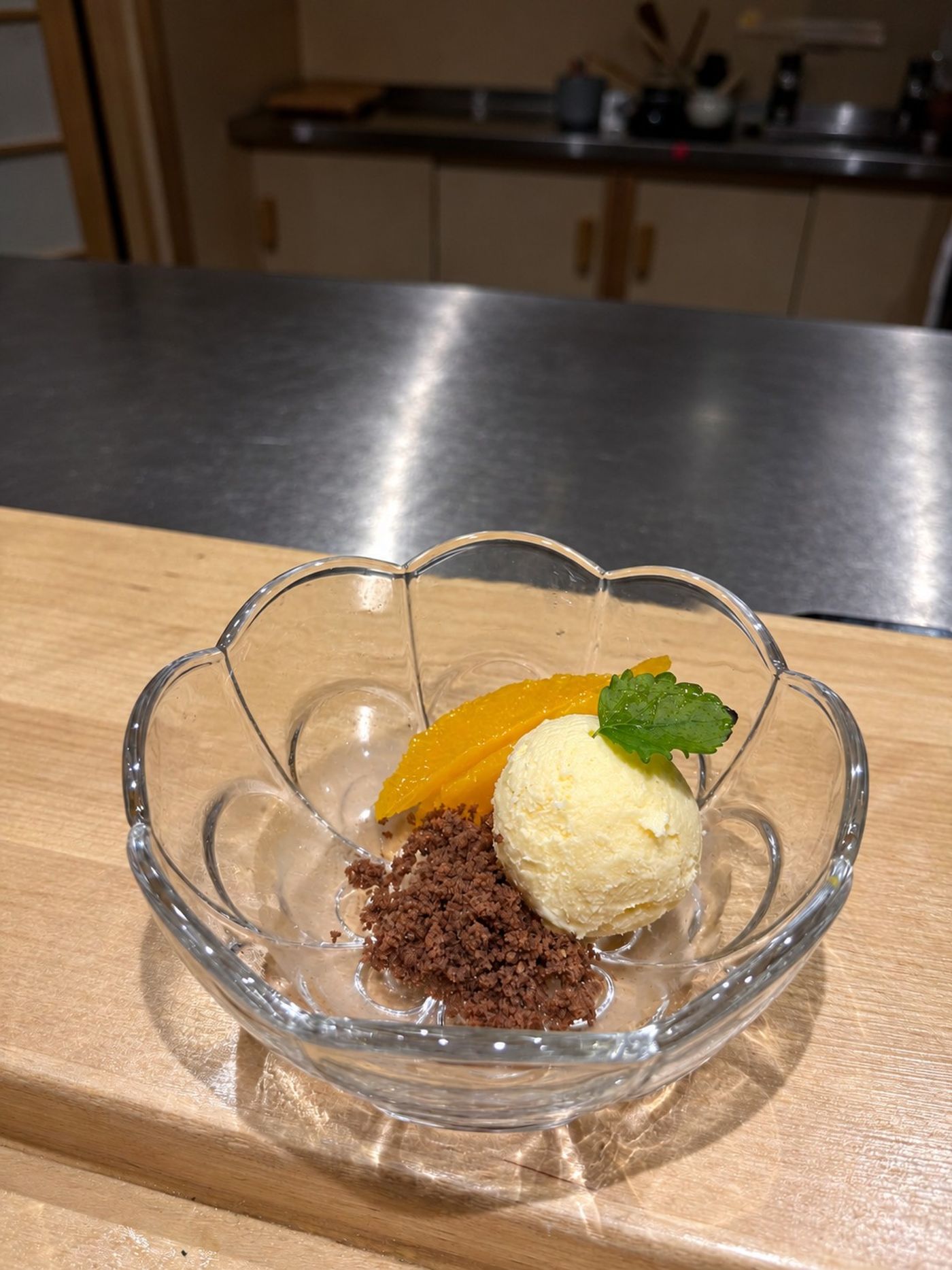 Glass med apelsin och mörka smulor i räfflad glasskål, Koizen Omakase