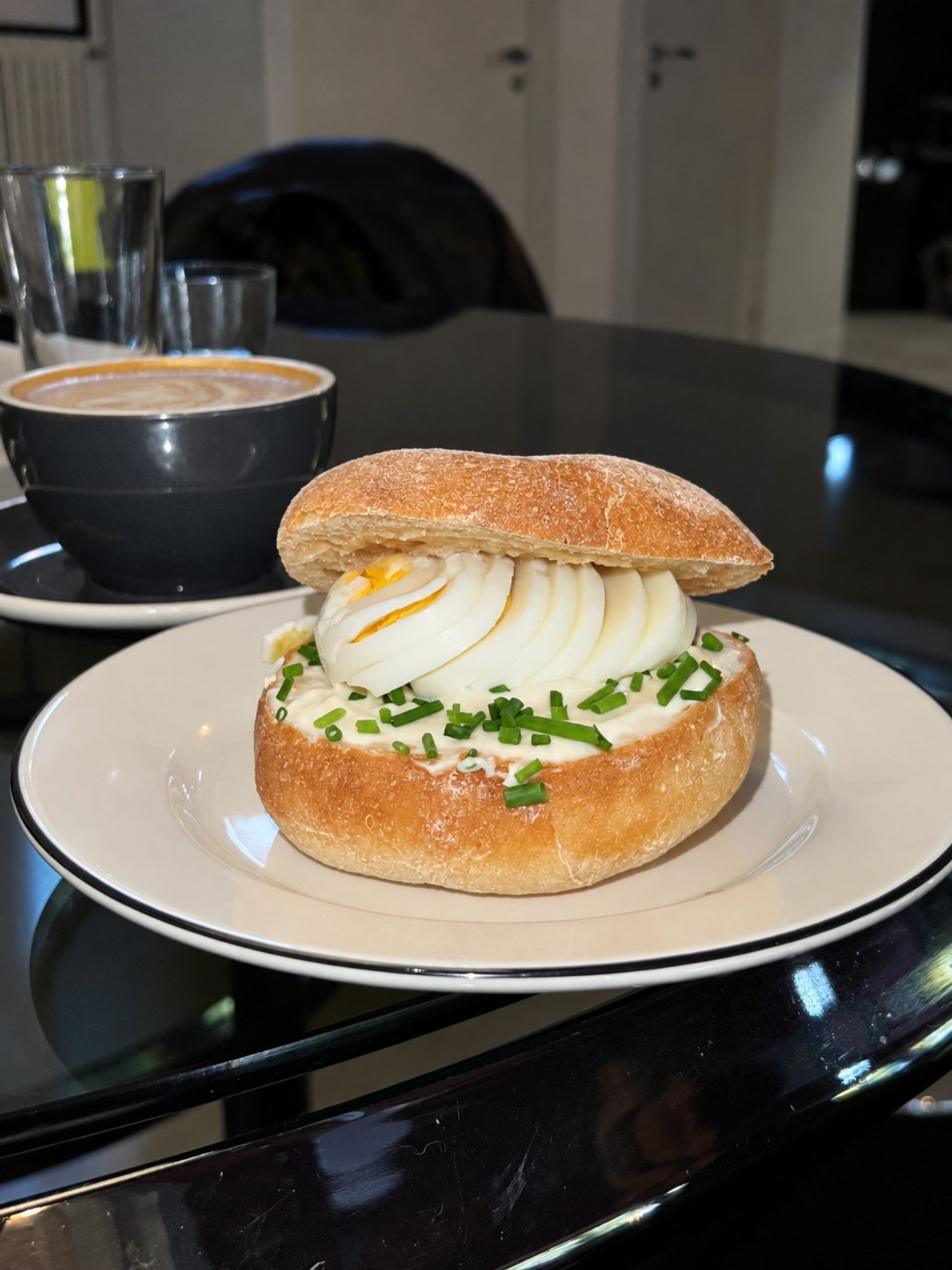 Äggmacka med gräslök och en kaffe bredvid, Gerd
