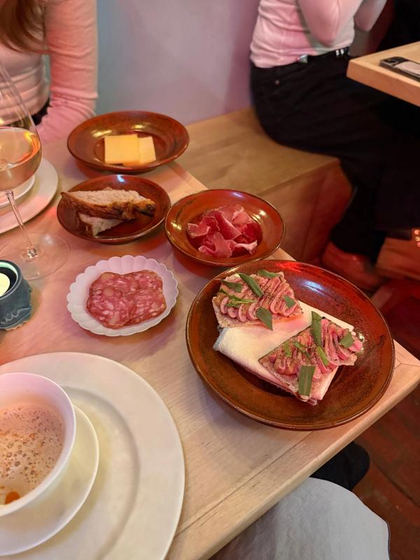Smörgåsar, chark och salami på bordet i rött ljus, Bar la Lune