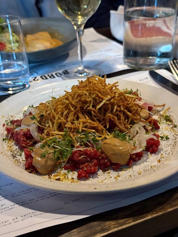 Råbiff med strimlad friterad potatis och krasse, Bord 27