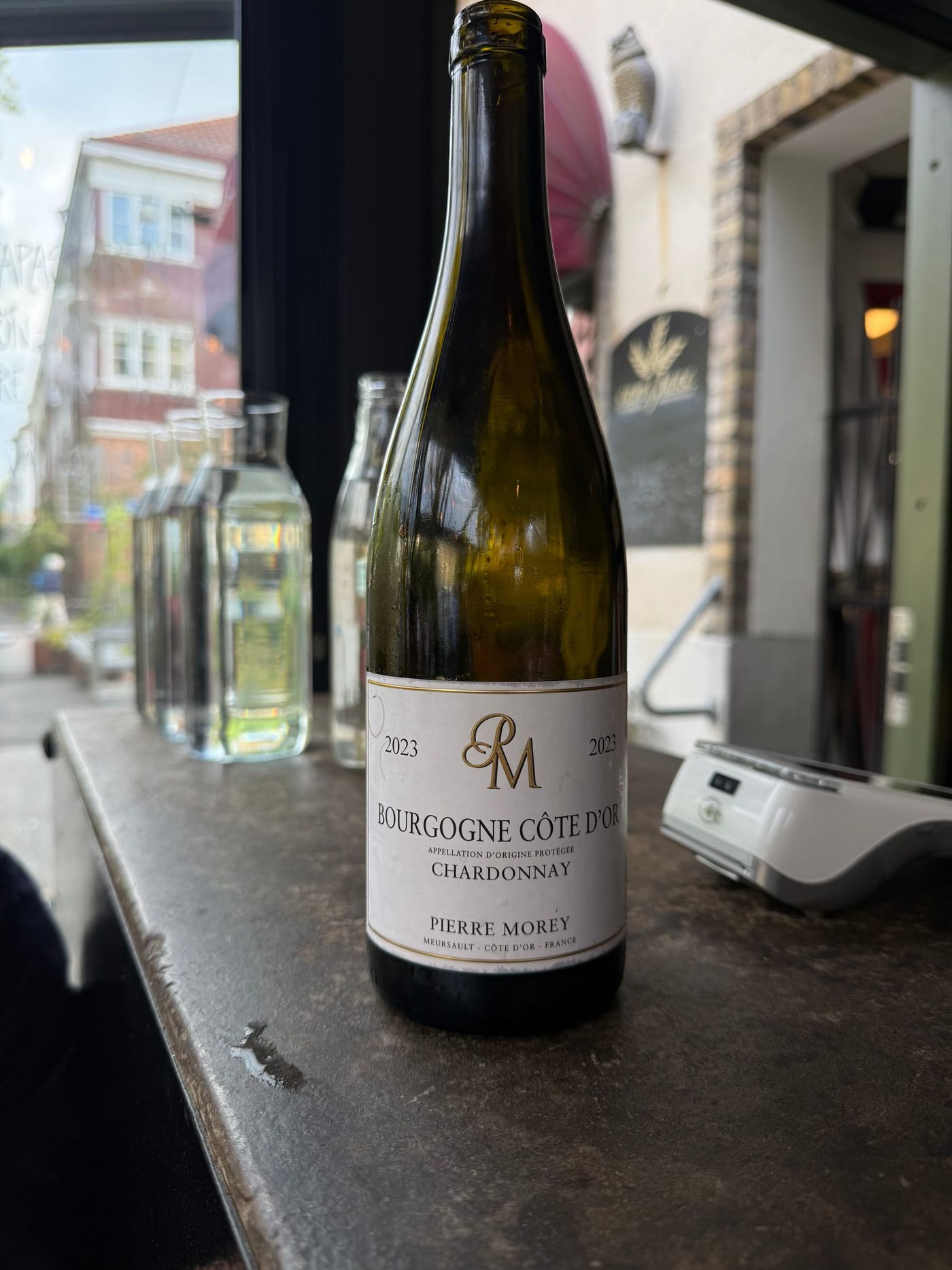 Flaska vit bourgogne på bardisken mot fönstret, Tapasbaren i Majorna