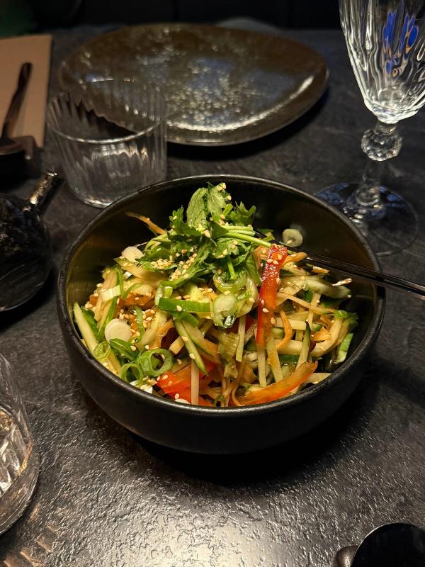 Krispig sallad med koriander, chili och sesam i svart skål, Tien Tsin