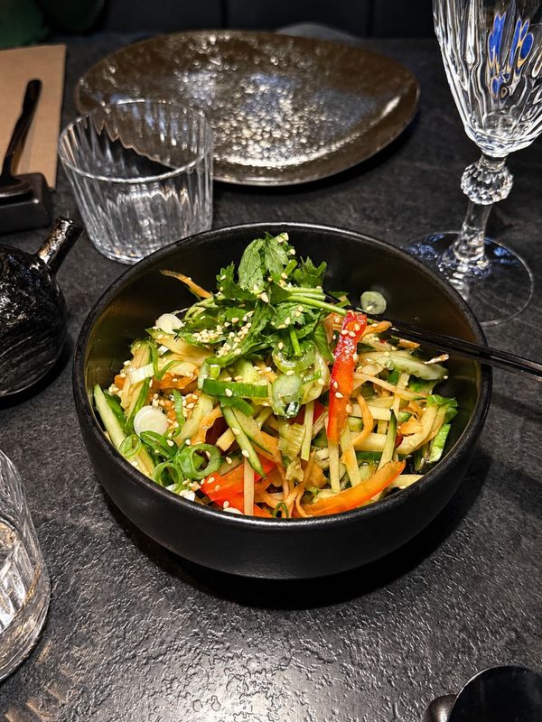 Krispig sallad med koriander, chili och sesam i svart skål, Tien Tsin