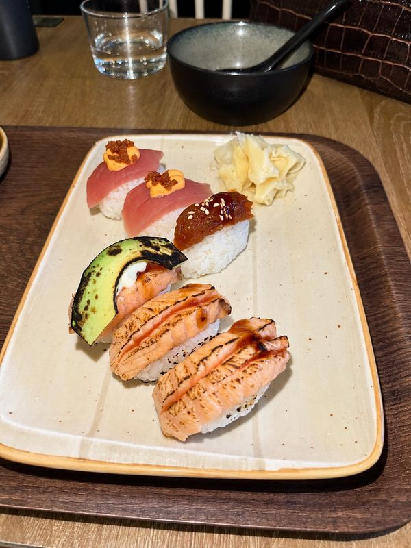 Nigiri med tonfisk, lax och grillad avokado på bricka, Sushi Lee