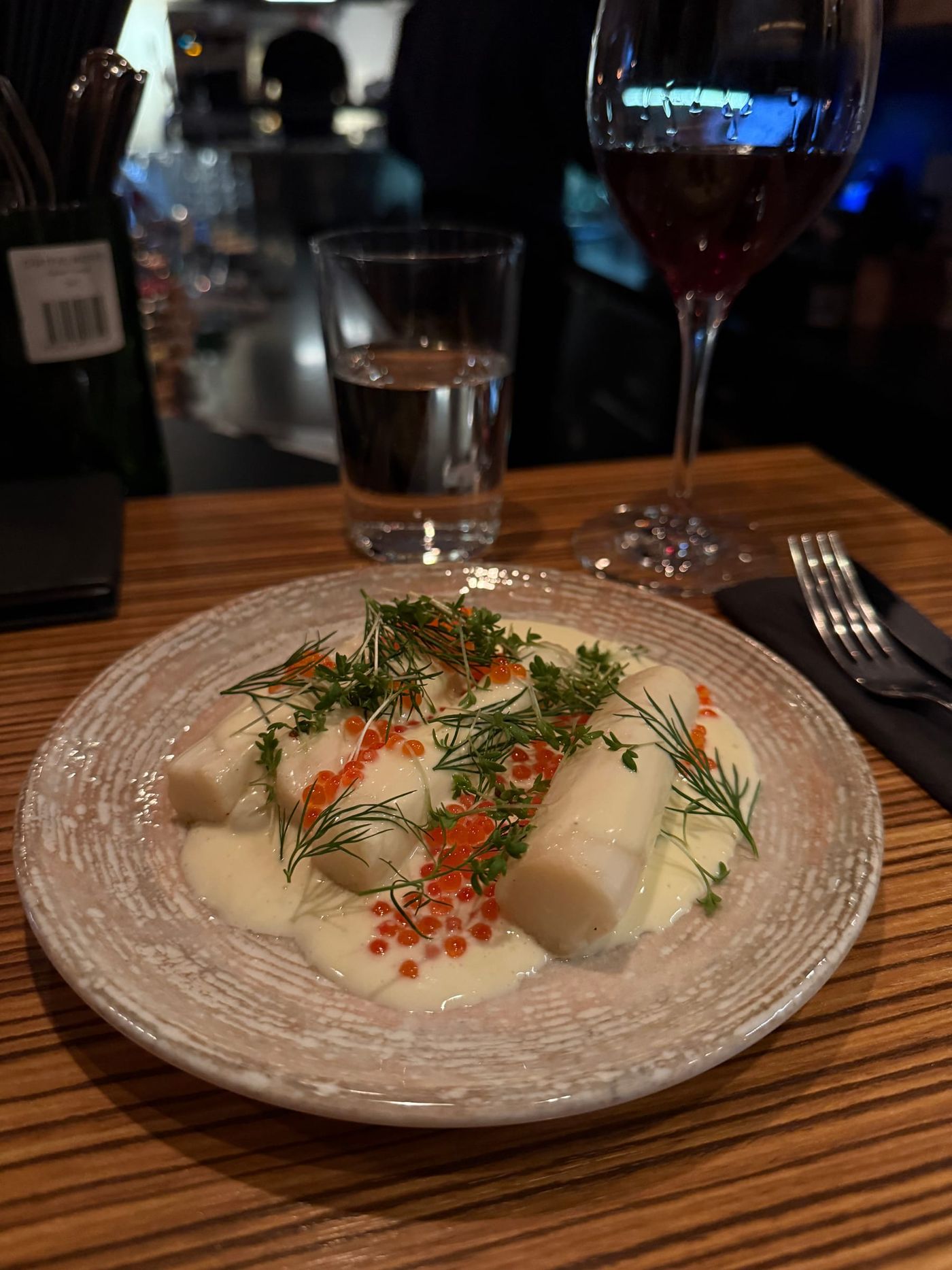 Vit fisk i ljus sås med löjrom och dill på keramiktallrik, Björnsbar