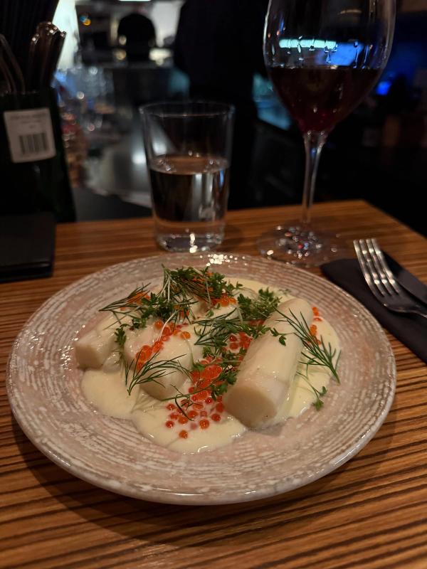 Vit fisk i ljus sås med löjrom och dill på keramiktallrik, Björnsbar