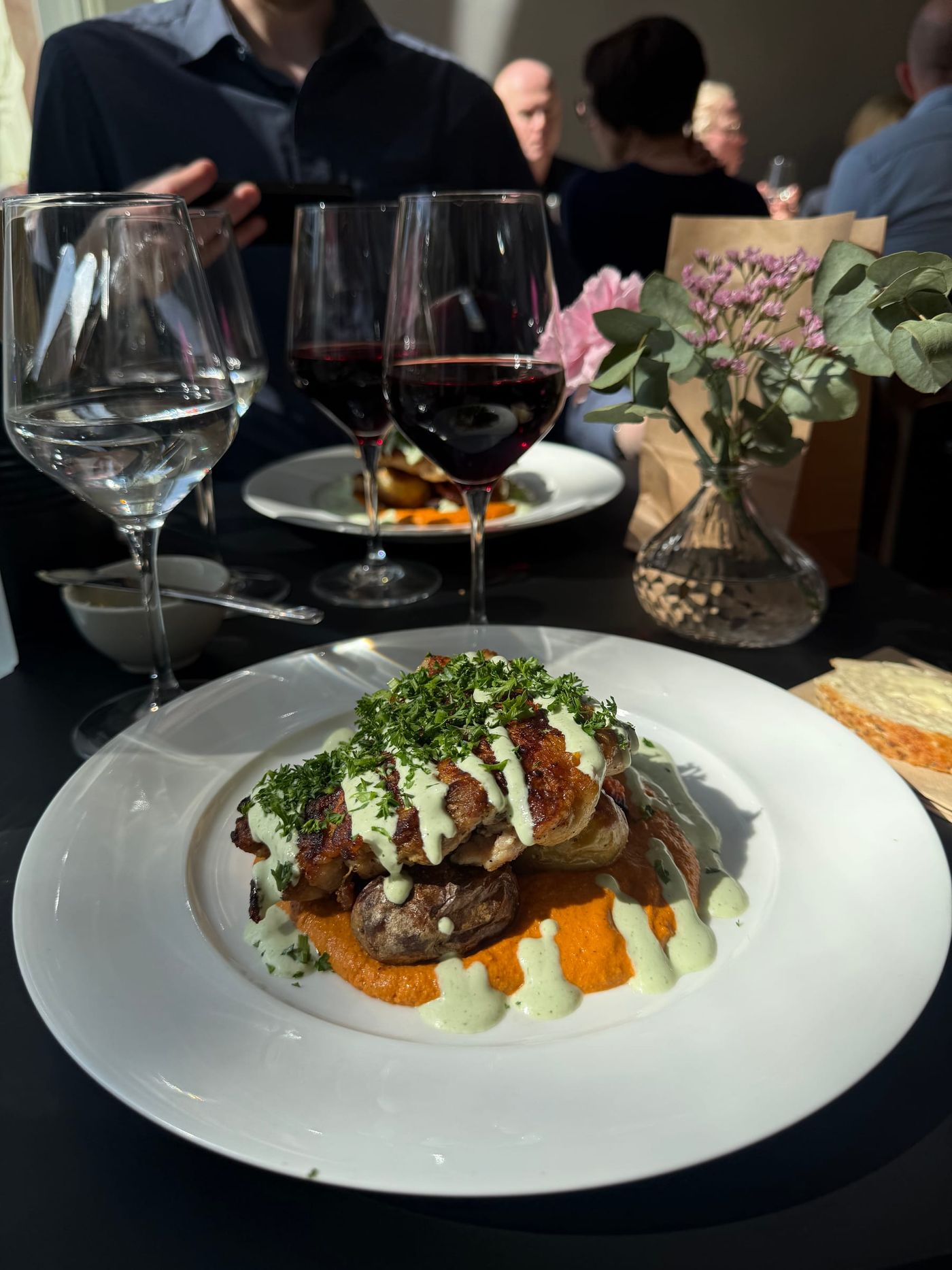 Stekt rätt med örtsås och romesco på vit tallrik, Salut
