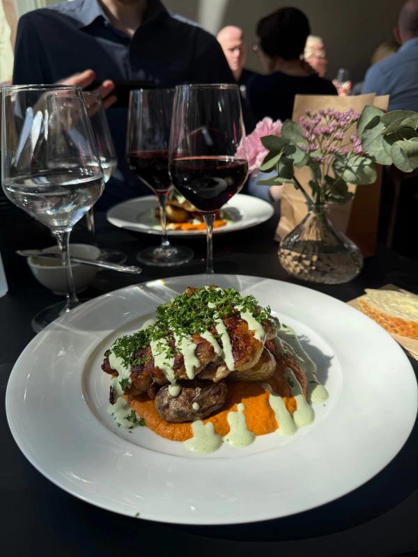 Stekt rätt med örtsås och romesco på vit tallrik, Salut
