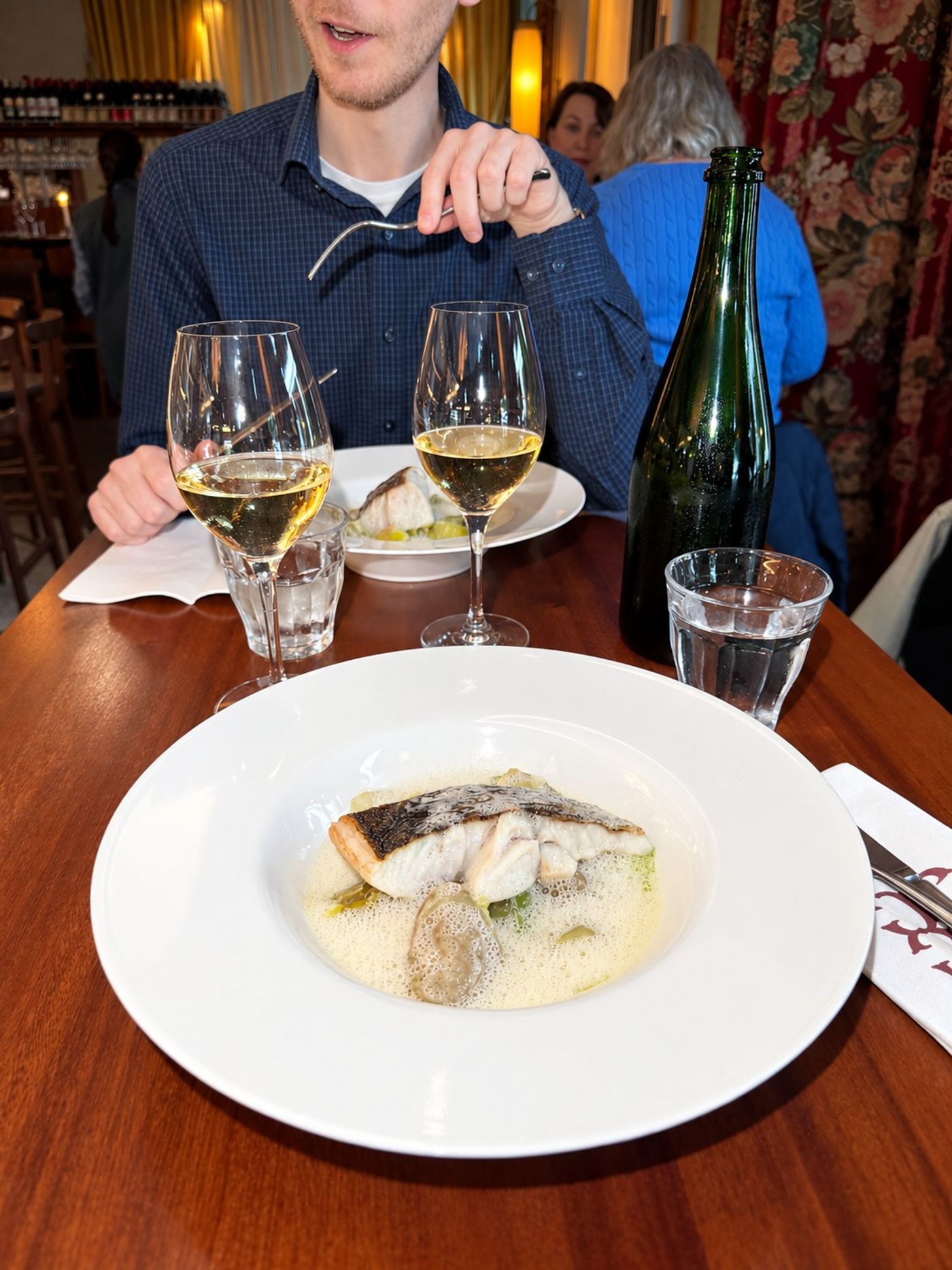 Vit fisk i skummande sås med vitt vin på trädbord, Collage