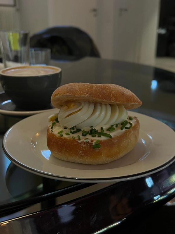 Äggmacka med gräslök och en kaffe bredvid, Gerd