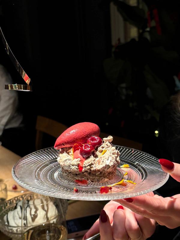 Dessert med maräng, sorbet och bär på räfflat glasfat, Gurras