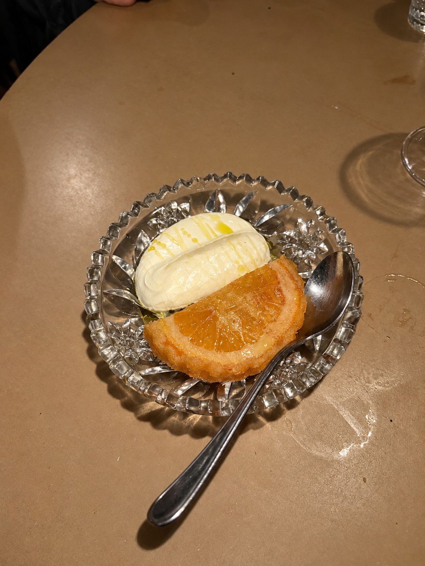 Citronskiva och syltlök i skål av pressat glas, Diket