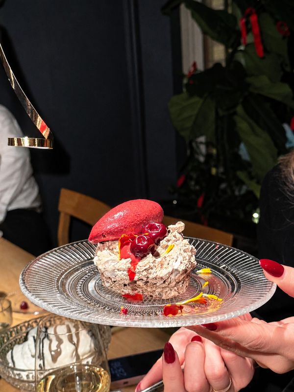 Dessert med maräng, sorbet och bär på räfflat glasfat, Gurras