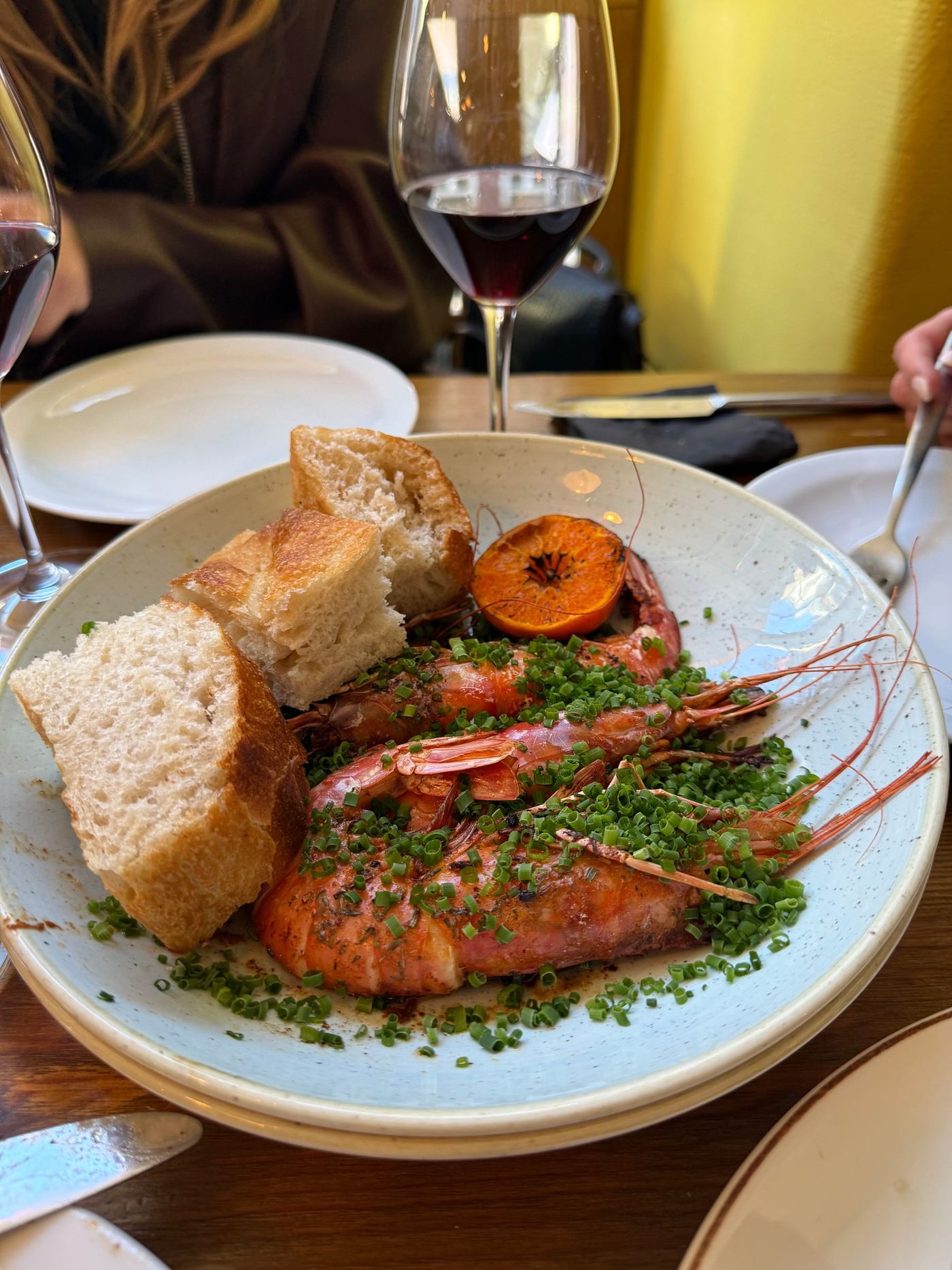 Räkor med gräslök och grillad citron, med bröd bredvid, Kravall