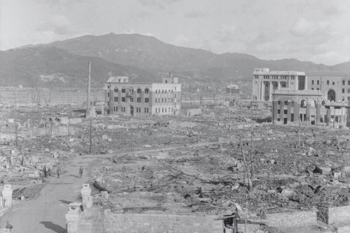 Cover image for Nagasaki Prays, Hiroshima Rages: God’s Providence and Narratives of Suffering