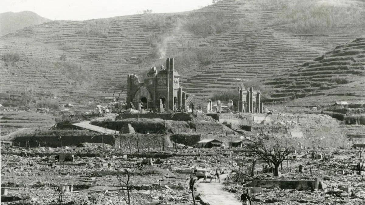 Cover image for Nagasaki Prays, Hiroshima Rages: God's Providence and Narratives of Suffering