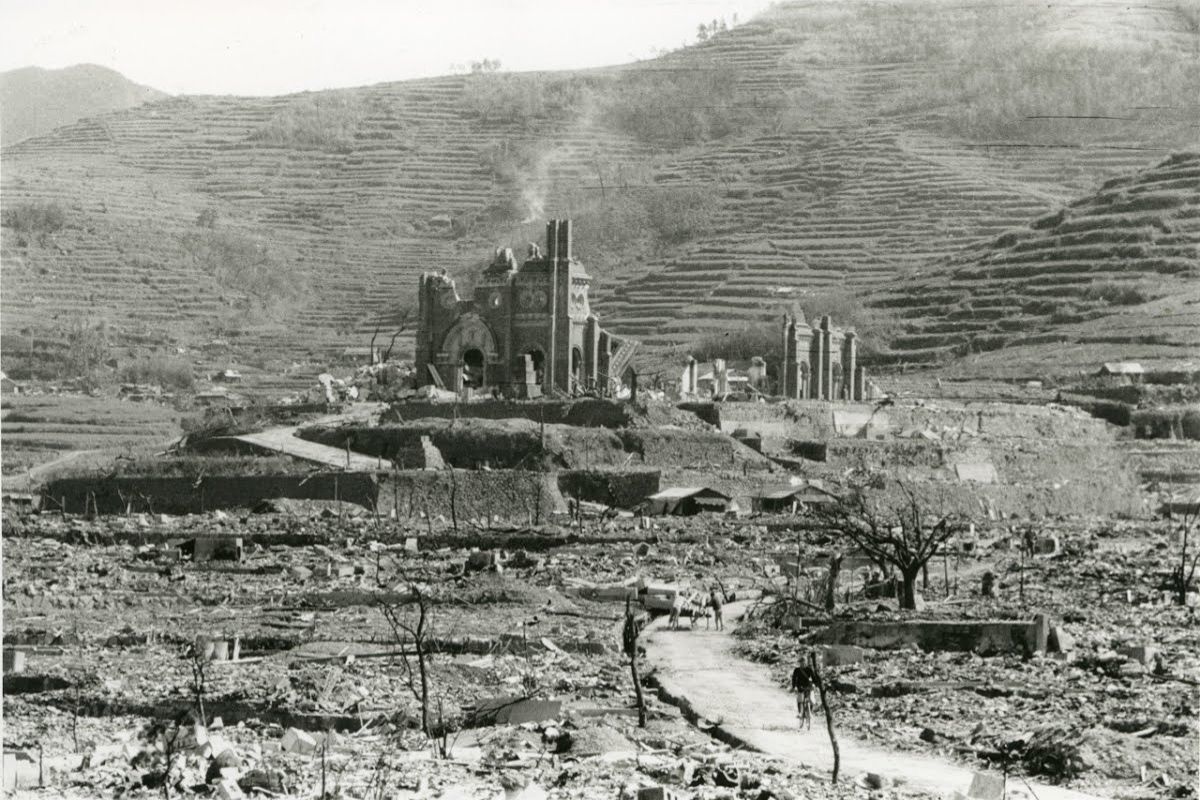 Cover image for Nagasaki Prays, Hiroshima Rages: God’s Providence and Narratives of Suffering
