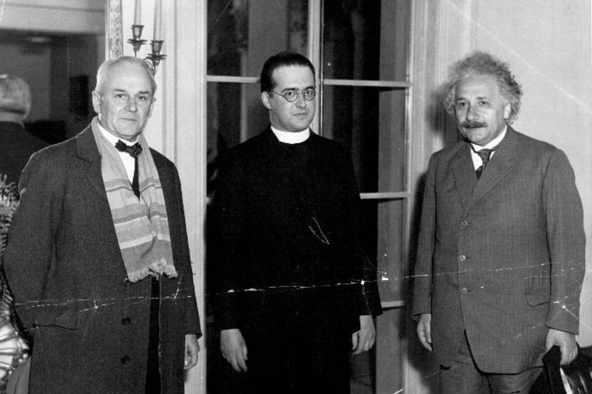 Cover image for The Origin and Persistence of the Myth of Warfare Between Science and Religion