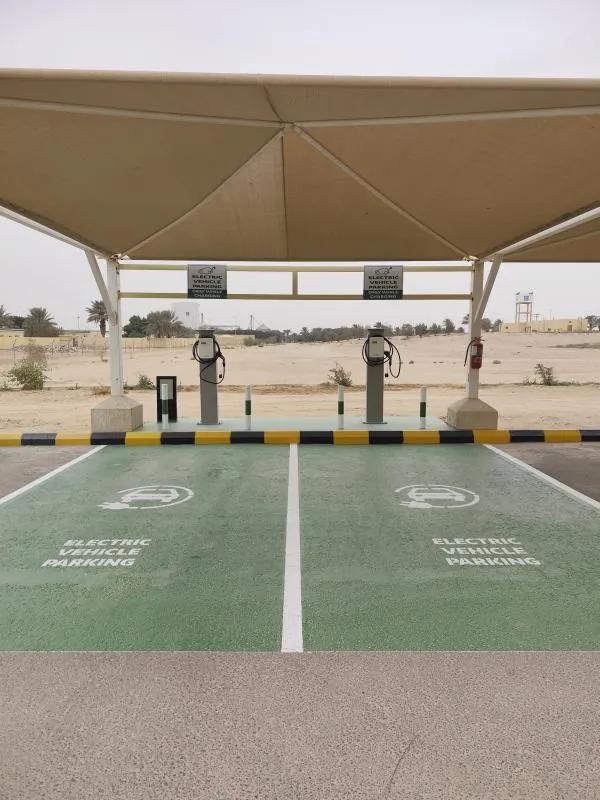 شاحنان من Alfanar بقدرة 22 kW تحت مظلة مع مواقف مطلية بالإيبوكسي في نادك