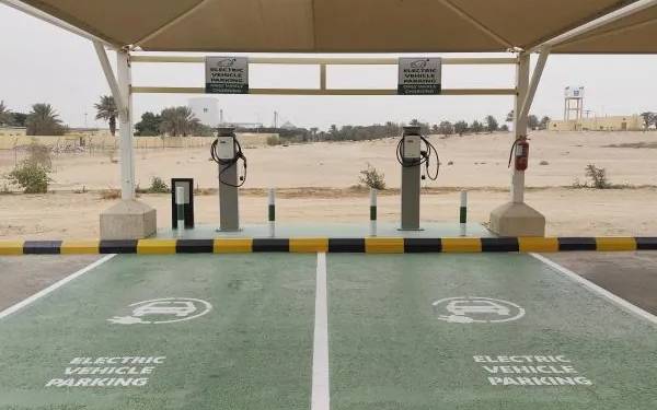شاحنان من Alfanar بقدرة 22 kW تحت مظلة مع مواقف مطلية بالإيبوكسي في نادك