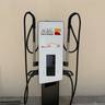 شاحن Alpitronic سريع بمسدسين وقدرة 50 kW يحمل هوية بنك البلاد في فرع التخصصي بالرياض