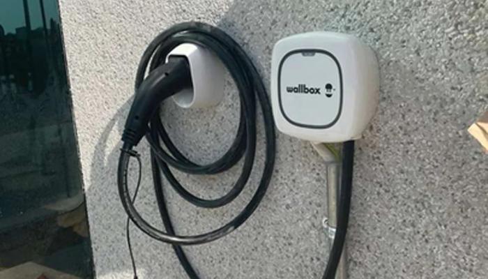 شاحن Wallbox مثبت على جدار مع كابل الشحن