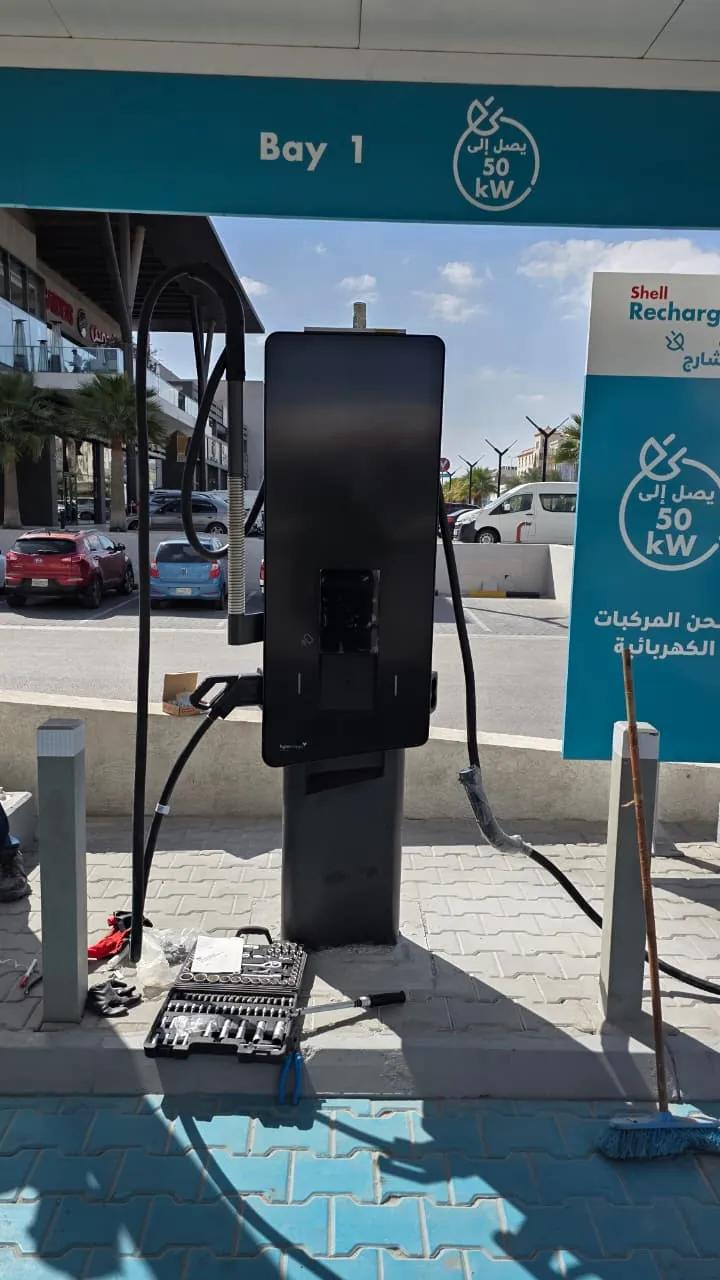 شاحن Alpitronic بقدرة 50 kW في الموقف رقم 1 لدى شل ريتشارج أثناء التركيب
