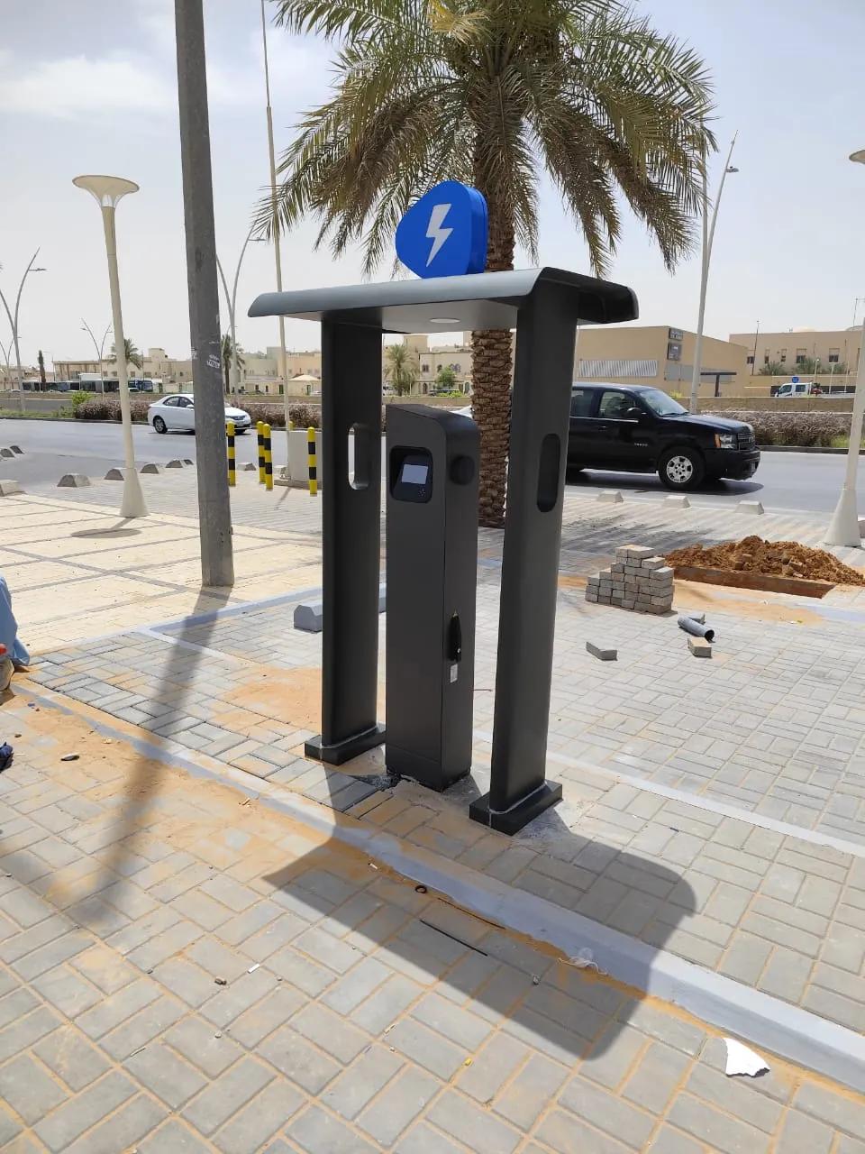 شاحن Etrel INCH Duo وهيكل مظلته في فرع إشبيلية بالرياض