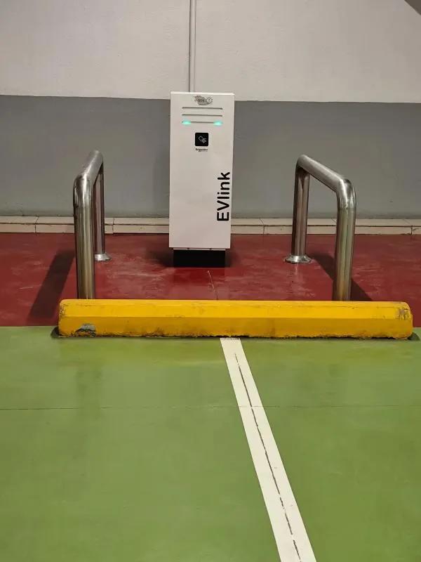 شاحن Schneider EVlink Pro ثنائي المقبس مع حواجز حماية في مواقف مستشفى الدكتور سليمان الحبيب