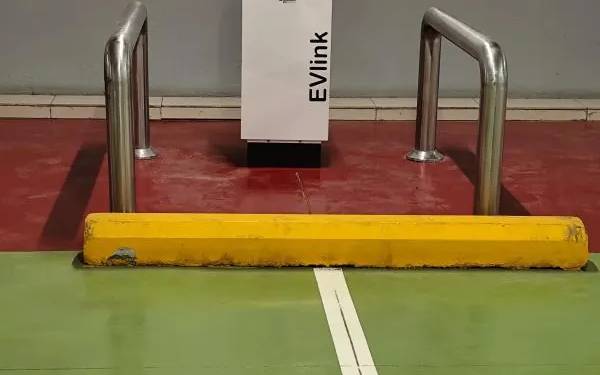 شاحن Schneider EVlink Pro ثنائي المقبس مع حواجز حماية في مواقف مستشفى الدكتور سليمان الحبيب