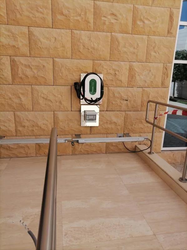 شاحن Schneider EVlink جداري مع لوحة الحماية في إحدى منشآت سابك
