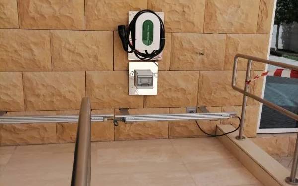 شاحن Schneider EVlink جداري مع لوحة الحماية في إحدى منشآت سابك