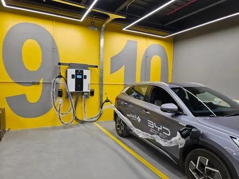 شاحن جداري موصول بسيارة BYD في موقف شحن داخلي بالمعرض