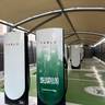 أعمدة تسلا سوبرتشارجر V4، أحدها بتصميم العلم السعودي، تحت مظلة