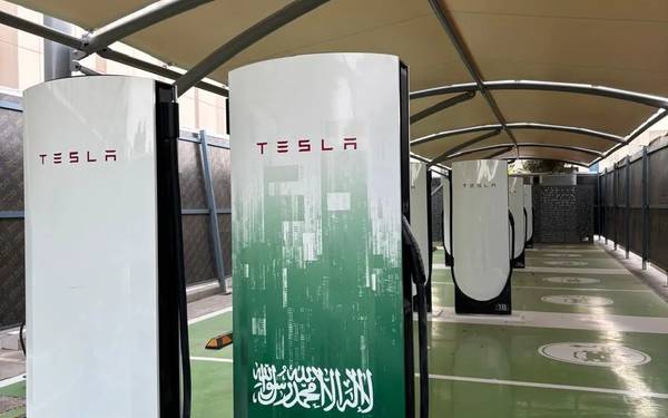 أعمدة تسلا سوبرتشارجر V4، أحدها بتصميم العلم السعودي، تحت مظلة