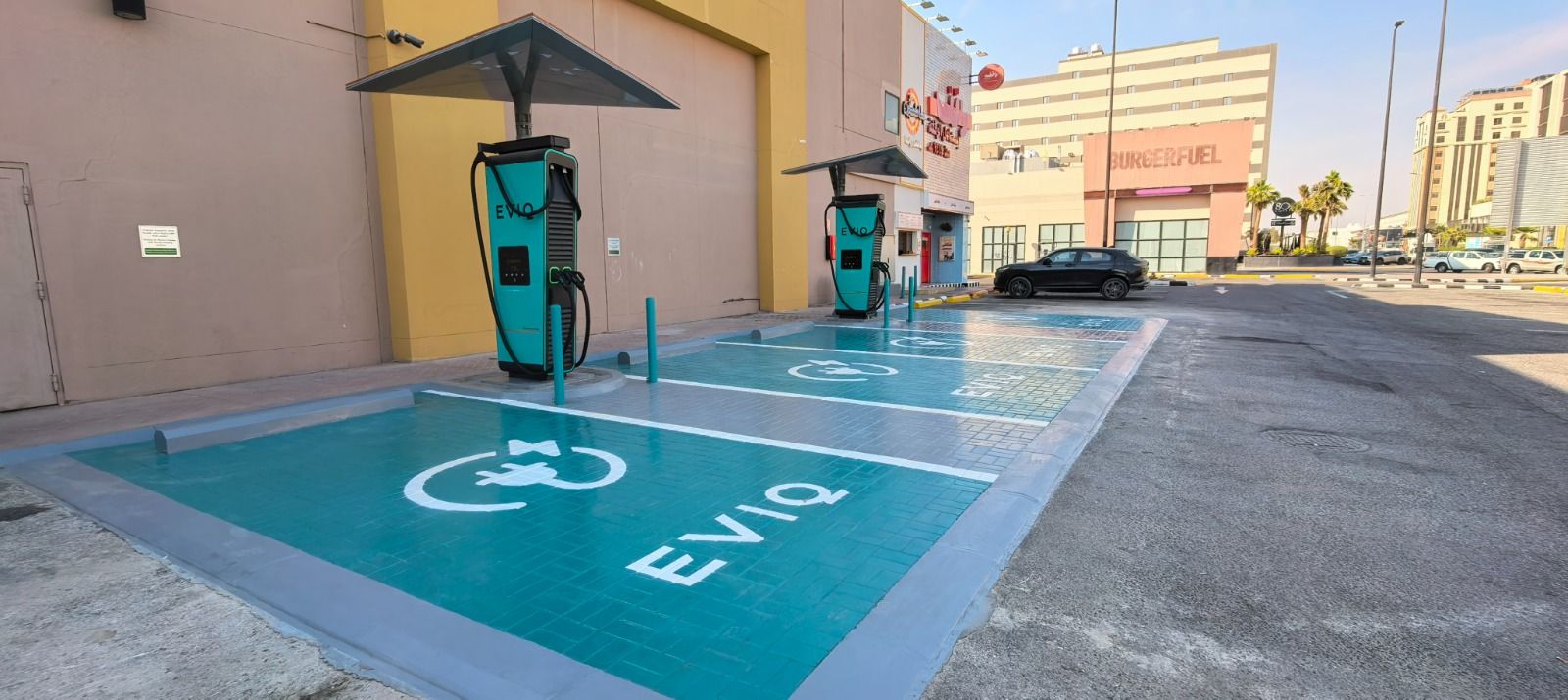 شبكات شحن السيارات الكهربائية في السعودية: Electromin و EVIQ و Tesla و Shell