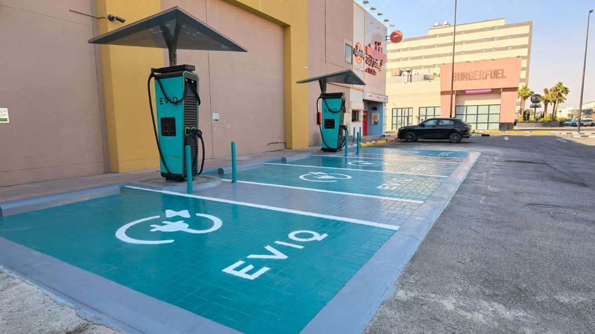 شبكات شحن السيارات الكهربائية في السعودية: Electromin و EVIQ و Tesla و Shell