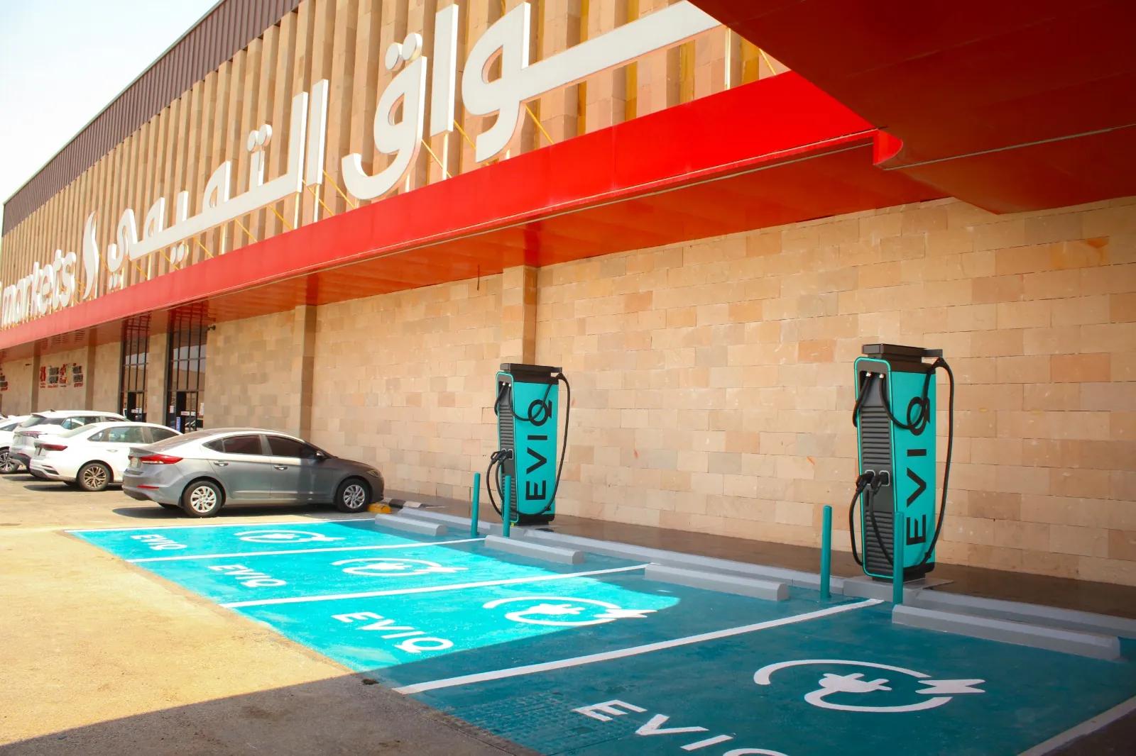 شاحنان سريعان من EVIQ بقدرة 150 kW بمحاذاة جدار أسواق التميمي في الظهران