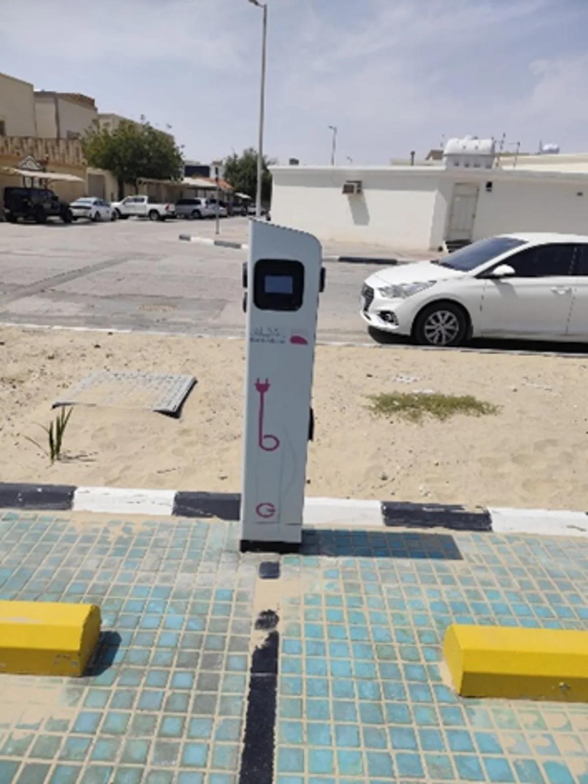 كم تكلفة شحن السيارة الكهربائية في السعودية؟ مقارنة شاملة بالبنزين