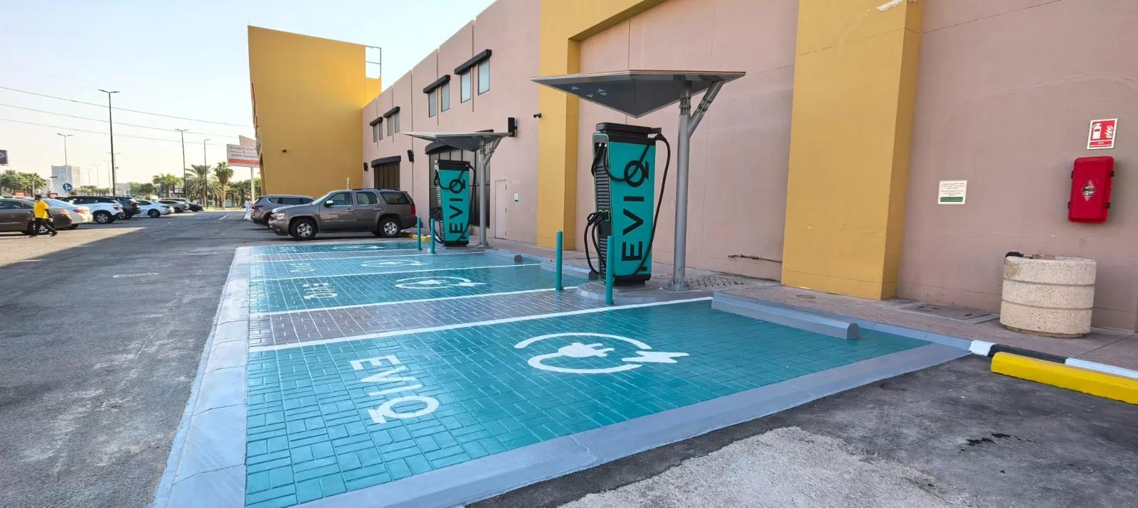 مواقف شحن EVIQ مع شواحن DC مظللة في أسواق التميمي بالأحساء